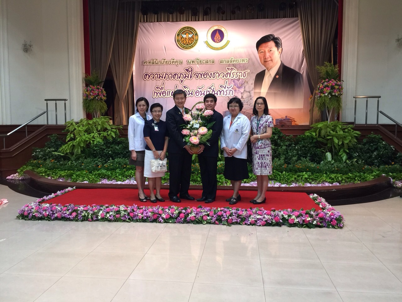 คณะผู้บริหารฝ่ายเภสัชกรรมร่วมแสดงความยินดีแก่ รมต.กระทรวงสาธารณสุข